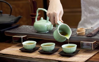泡茶是中国人发明的,讲究茶具 用水 水温 环境 心境 甚至着装 礼服 等等